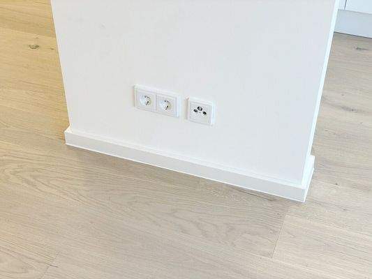 Neuer Parkett-Dielen-Boden und neue Lichtschalter und Steckdosen