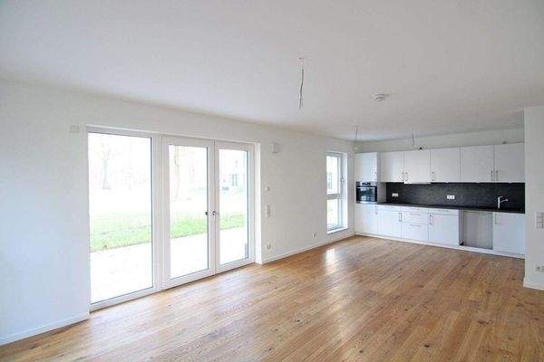 Großes Wohnzimmer mit Terrasse