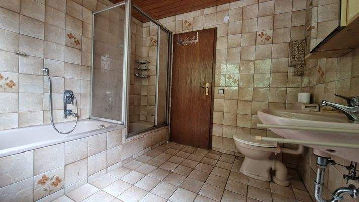 ... und das Tageslichtbad im Obergeschoss.