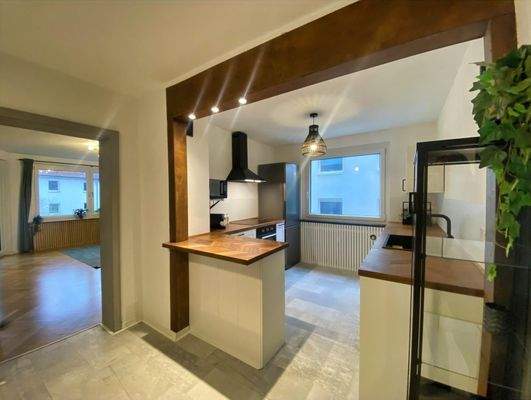 Offene, neuwertige Küche