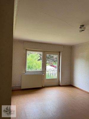 Schlafzimmer mit Balkon im Obergeschoss