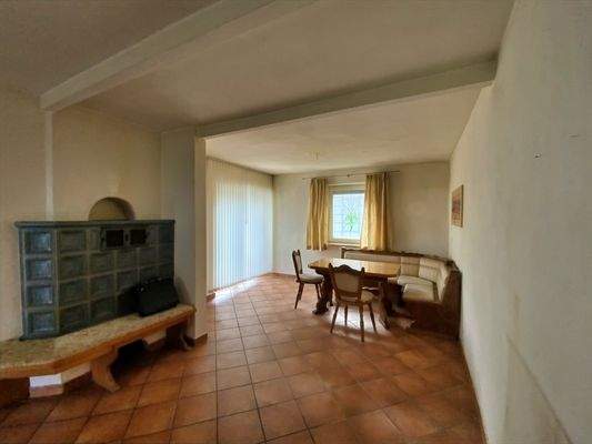 Essbereich mit Kachelofen