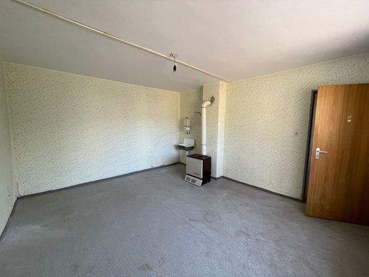 Zimmer im Keller und danebe noch ein WC 