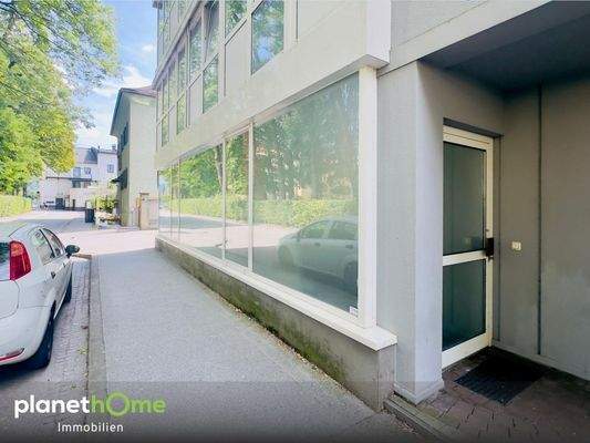 Eingang und Stassenansicht