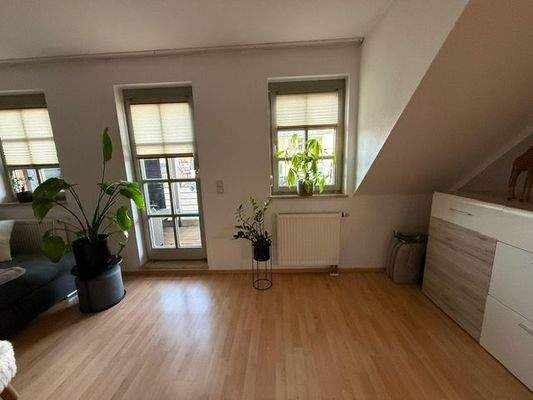 Wohnzimmer mit Zugang Balkon