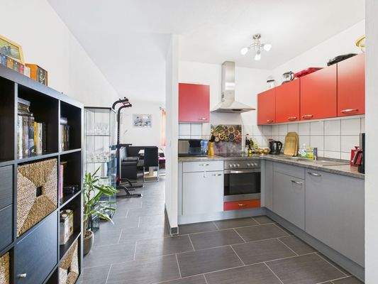 offene Küche und Blick zum Wohn- Esszimmer