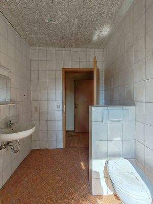 Bad mit Dusche im 1. OG