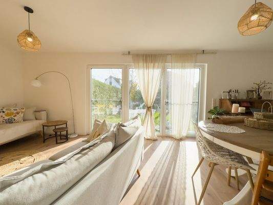 Wohnzimmer mit Blick in den Garten