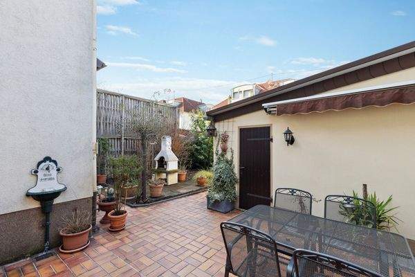 Innenhof mit Garten und Garage