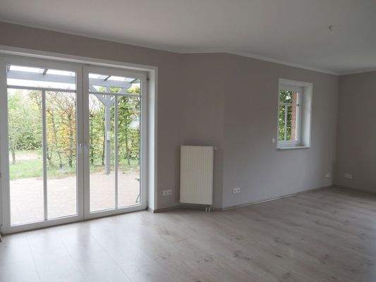 große Fensterfront mit Zugang zur Terrasse