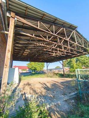 Hallendach hinter Scheune zum Garten