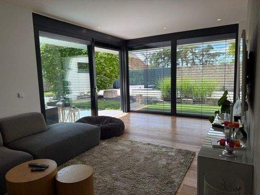 Wohnzimmer Zugang zur Terrasse und Garten.jpg