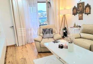 Wohnzimmer mit Balkon 