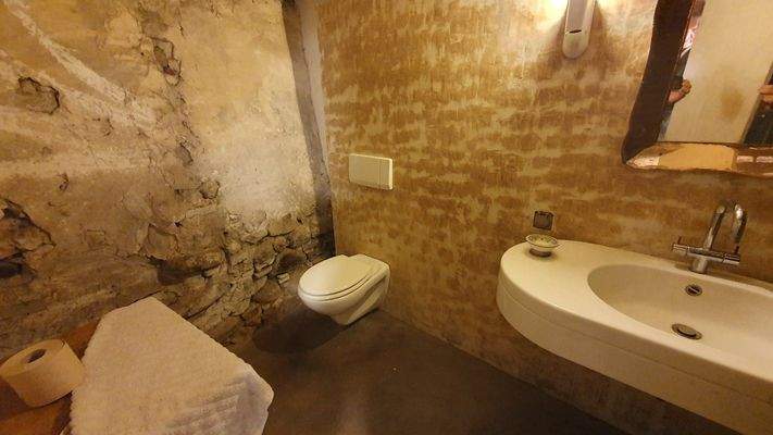 Bad mit Wanne, Waschtisch u. WC