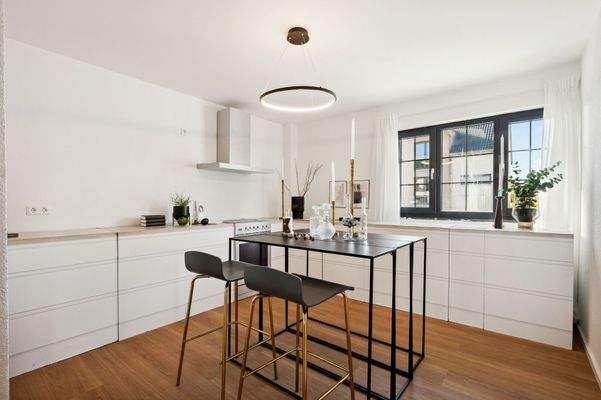 Große offene Küche mit viel Stellplatz