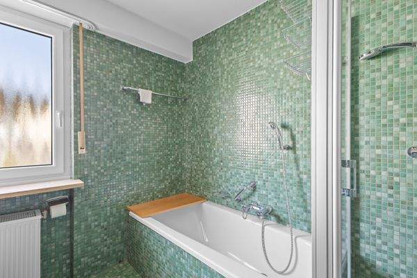 Badezimmer mit Tageslichtfenster