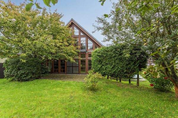 Rückseite Haus mit Garten