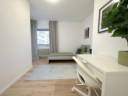 Helles Zimmer mit Balkon