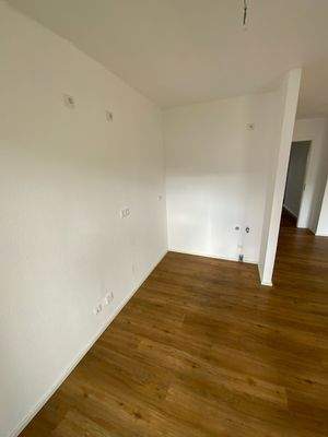 offener Küchenbereich mit weißen Wänden, Vinylboden in Holzoptik.JPG