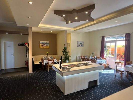 Hauptraum mit Theke und Salatbuffet