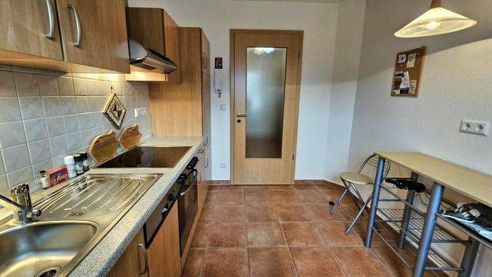 separate Küche mit Flurtür