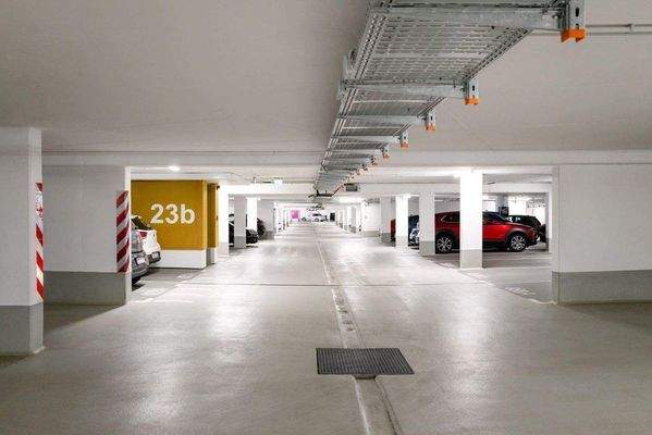 Helle übersichtliche Tiefgarage.jpg