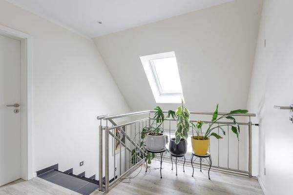 Helles Treppenhaus mit Dachflächenfenster.jpg