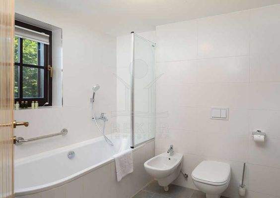 Attraktives Badezimmer