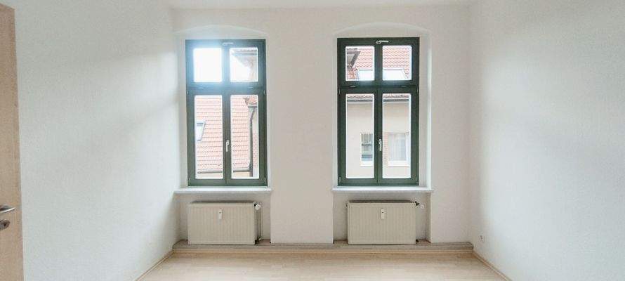 Zimmer mit zwei Fenstern