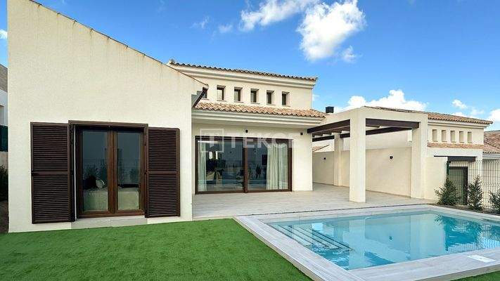 Stylish 3-Bedroom Villas with Pool in La Finca Resort Algorfa