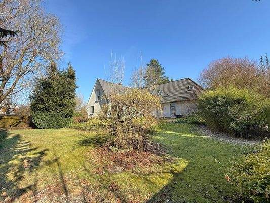 sonniges Baugrundstück