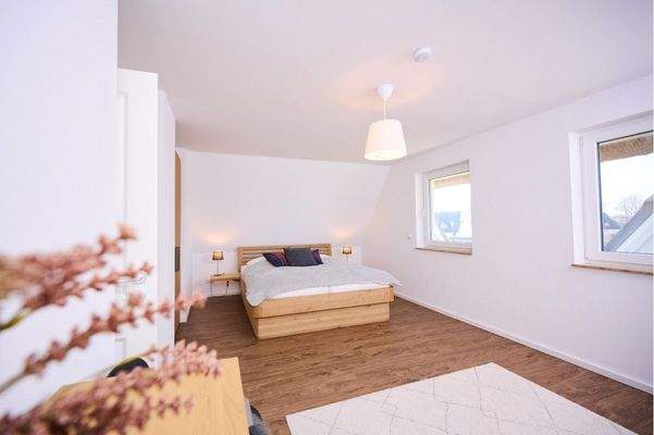 Großzügiges Schlafzimmer im Dachgeschoss