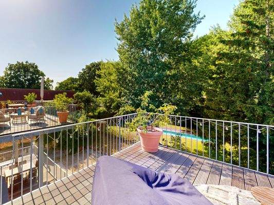 Balkon vom Schlafzimmer betretbar mit Blick auf den 15 Meter Außenpool