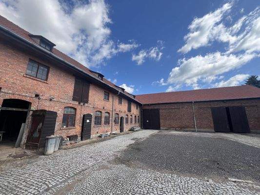 Hof mit Blick auf den großen Stall