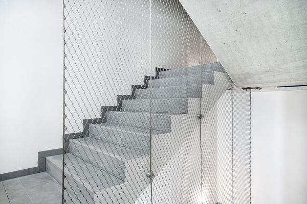 Moderne Treppe mit Netz