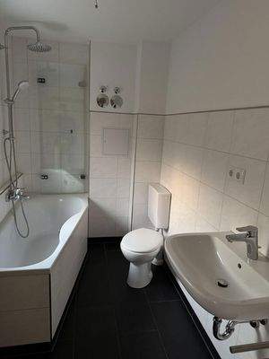 Bad mit Dusch- /Badewanne EG