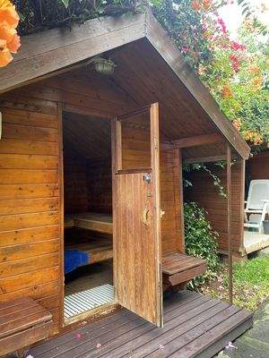 Garten mit Sauna-Haus