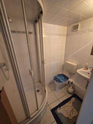 Dusche und WC im Keller