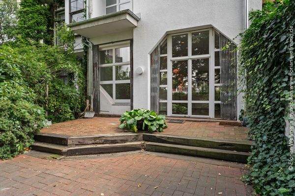 Terrasse mit Blick auf die beiden Wohn- oder Schlafzimmer im Erdgeschoss ...