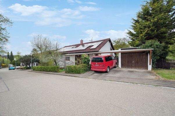 Außenansicht mit Garage