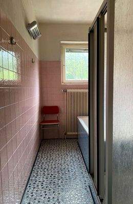 Bad mit Dusche und Wanne Haus 2