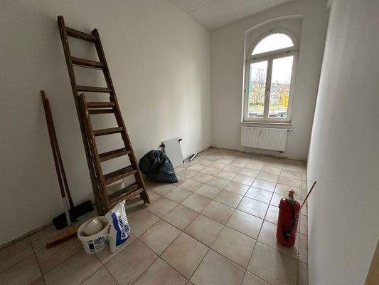 Leeres Zimmer mit Leiter