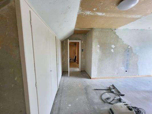 Blick in den Flur mit Einbauschränken Wohnung DG