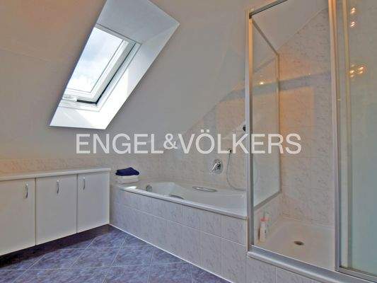Auch das Dachgeschoss bietet ein großes Badezimmer