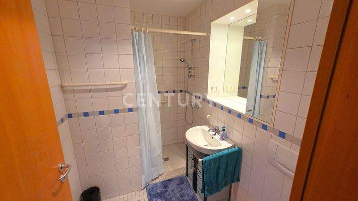 2. Badezimmer ( Gästebad ) mit bodentiefer Dusche