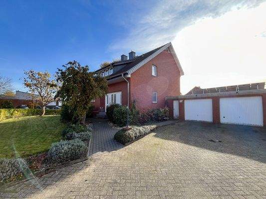 Eingangsbereich und Garagen