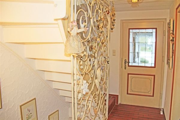 Eingangsbereich mit dekorativer Treppenabtrennung
