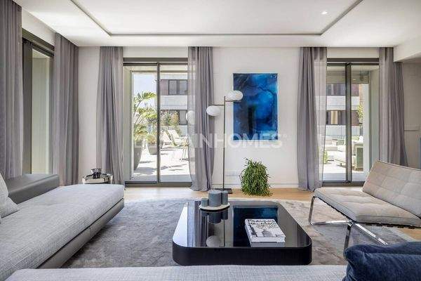 Elegant Apartments with Rooftop Pool in Barcelona