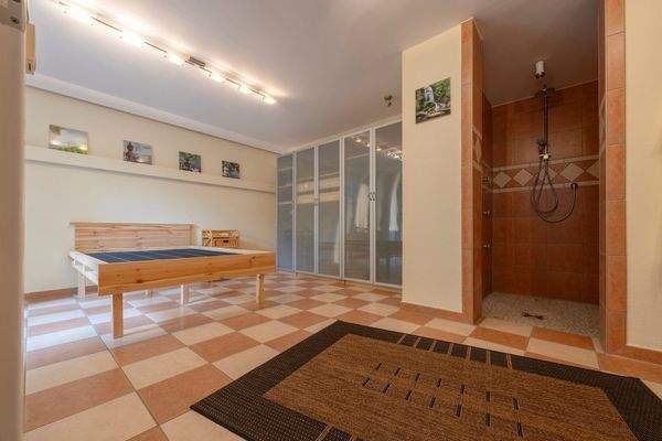 Schlafzimmer Einliegerwohnung mit Dusche