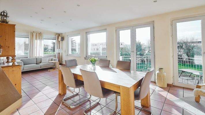 Essbereich mit Zugang zur Terrasse